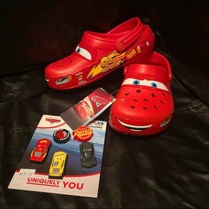 LIGHTNING MCQUEEN CROCS 4 MEN 6 WOMEN - CHARM PACK INCLUDED
